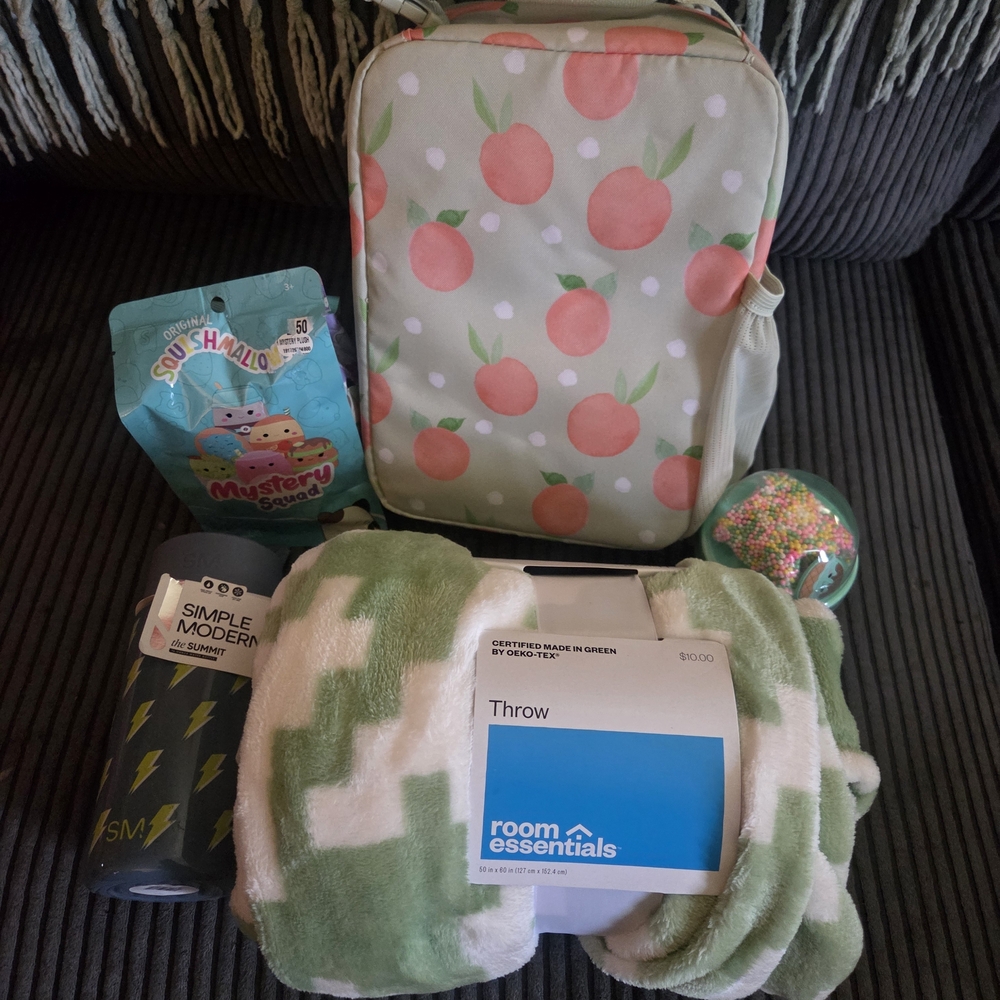 Room Essentials Green and White Throw Blanket